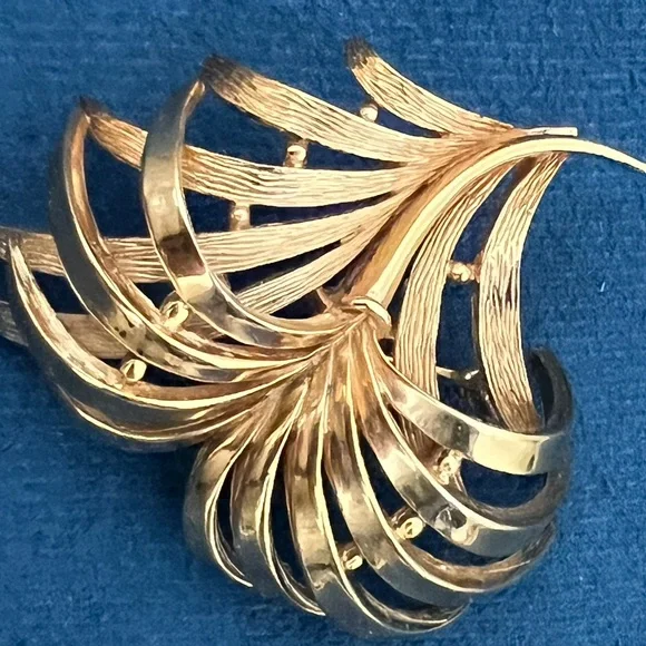 Huge Gold Tone Crown Trifari Feather or Leaf Plume Mid Century Brooch - Picture 5 of 6